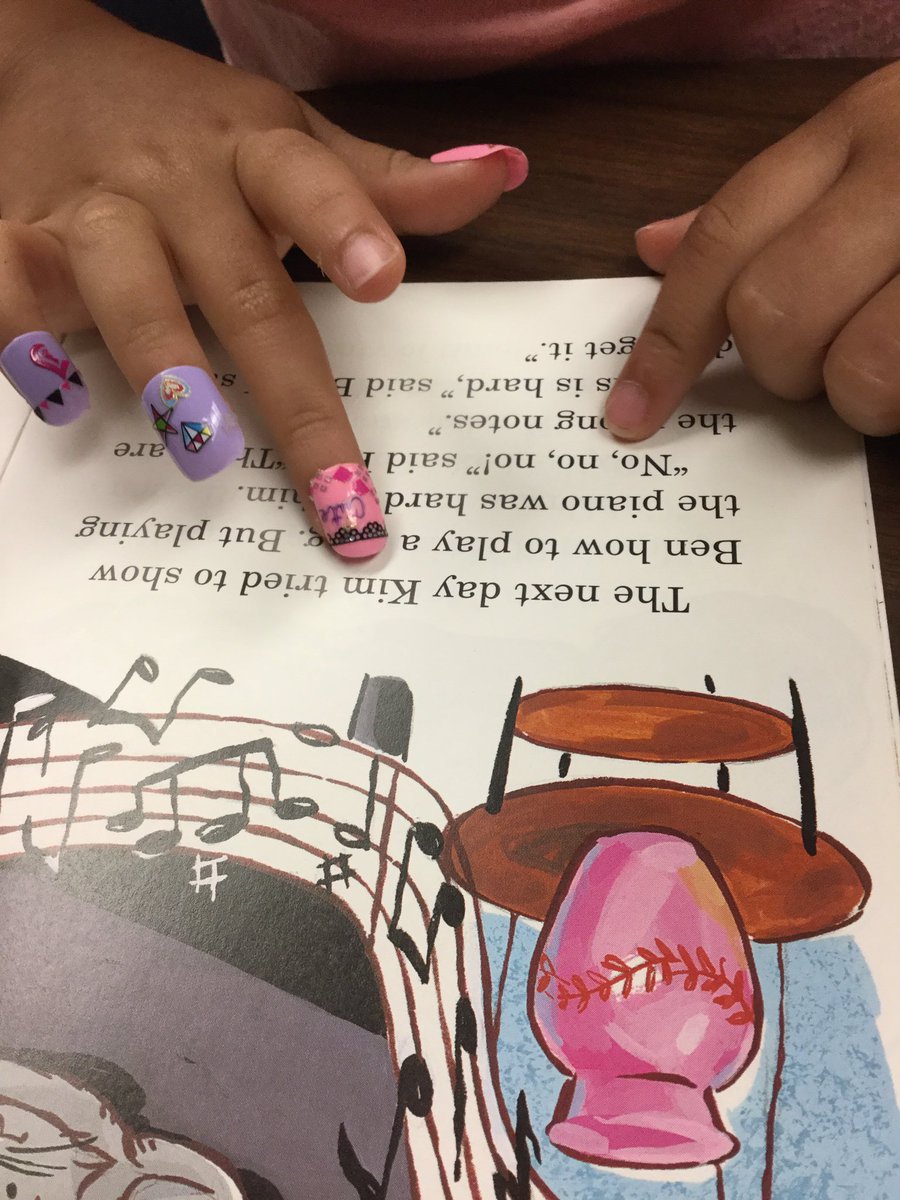 nerdsteachu's tweet photo. Who needs funny fingers for #guidedreading with those #fingernails @laurie_olive @OakHillsTerrace #ohtstrong #ohtproud @nisdelemelar https://t.co/1TSvtsemv0