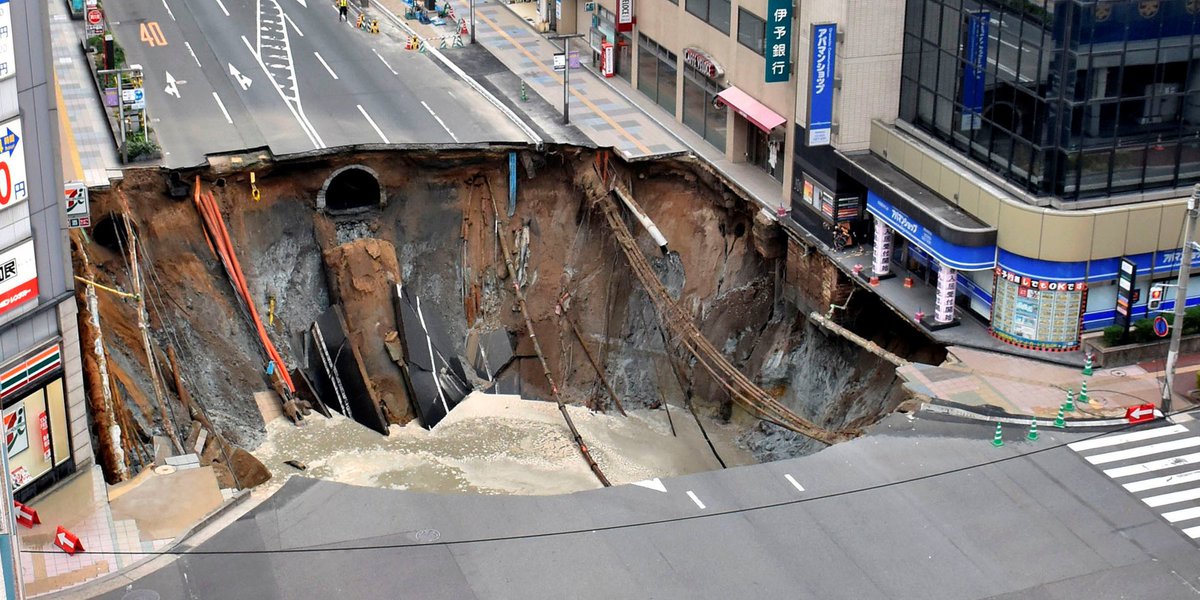 HuffPostWeird's tweet photo. Massive sinkhole devours Japanese street https://t.co/LXIxOU0Blh https://t.co/hmqWzkhLj1