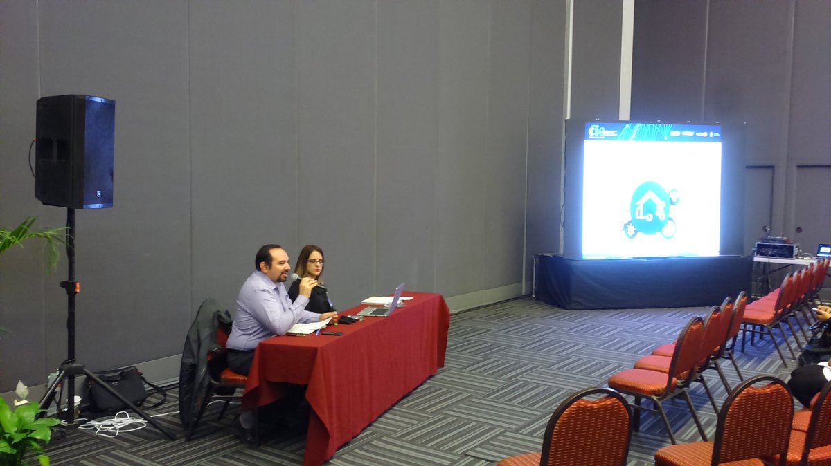 ragarciaUTC's tweet photo. #CITIC2016 #OrgullosamenteUTC #TICUTC Iniciando segundo día de trabajo con los docentes de #TICUTC https://t.co/DawyjRljyI