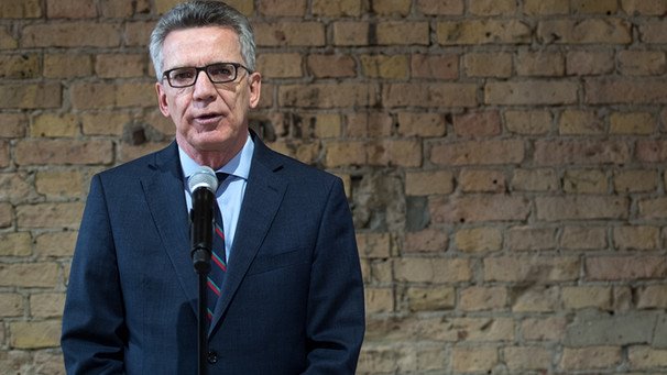 BR24's tweet photo. Laut de Maizière sollen künftig jeden Monat 500 Flüchtlinge aus Griechenland und Italien eintreffen. Von @AchWendler
https://t.co/8DXbG3ewrr https://t.co/dcIDvxg0Tf