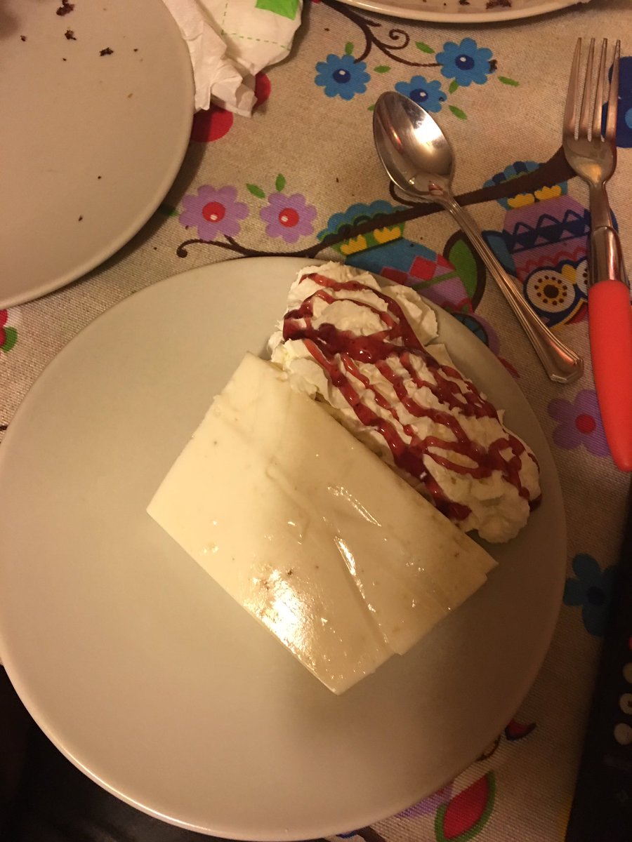 Rebeca_Caro_'s tweet photo. #noledigasanadiecomovivoyu comidas ricas tarta de queso @reina_unicornia @DaniMateoAgain https://t.co/6n2W63bMoB