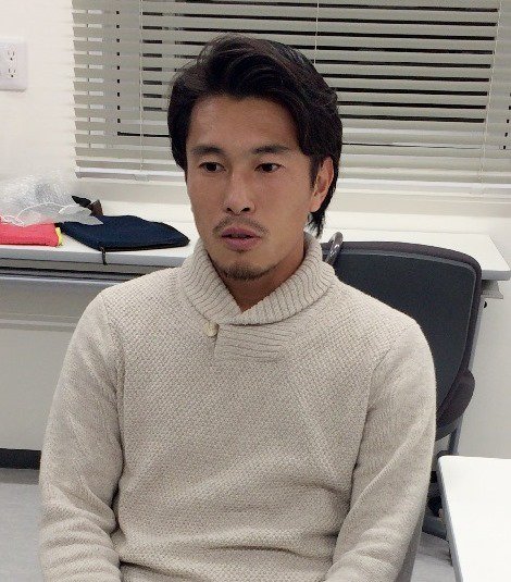asahi_grampus's tweet photo. 小川選手にも来季の契約を結ばないことが伝えられました。「思ったより、ずーんっていう衝撃はなかった。１０番をつけて、ある程度のお金をもらって、約２０試合で１得点という数字を見たら、こうなってしまっても不思議ではない。なんで？とは思わないですね」と話しました。続く→ https://t.co/KHjkYPzFhL