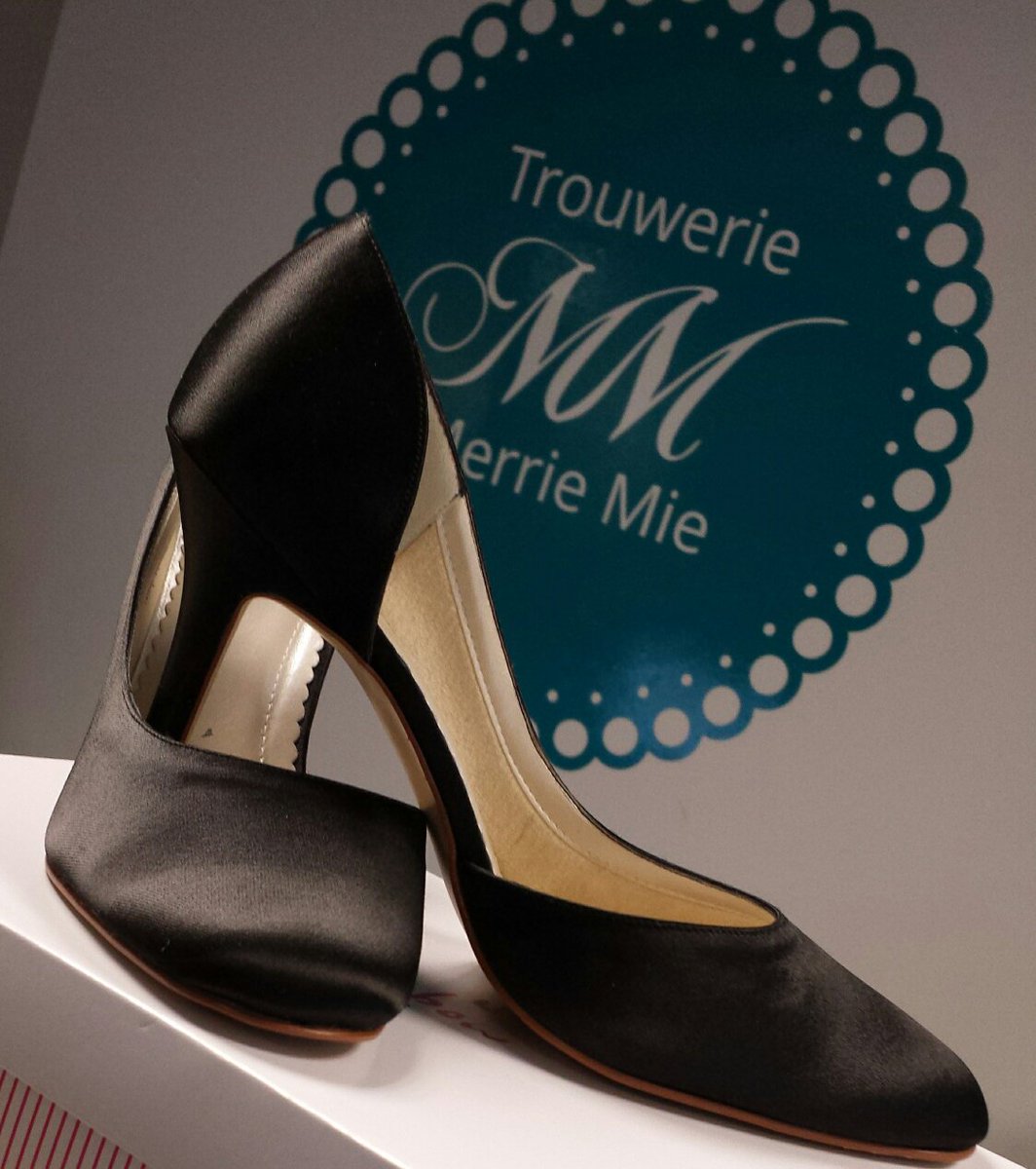 MerrieMie's tweet photo. De mooiste bruidsschoenen van @mijntrouwschoen in jouw favoriete kleur? Geen probleem! https://t.co/qgXCJ8lf1g https://t.co/PNB8gVKwa5