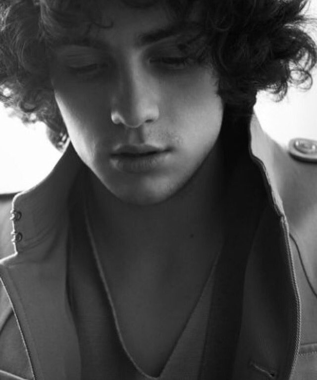 Code__Talker's tweet image. No beard equals looking like a teen/ twink.