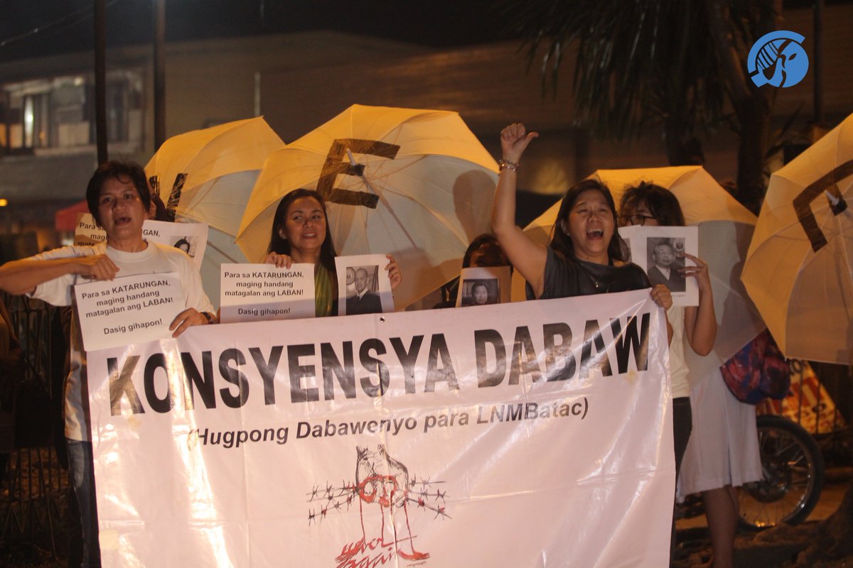 atenews's tweet photo. NH: Condemning SC's ruling on burying Marcos at the LNMB, Konsensya Dabaw holds protest in front of AdDU to assert that Marcos was no hero. https://t.co/NtW3jMEUsa