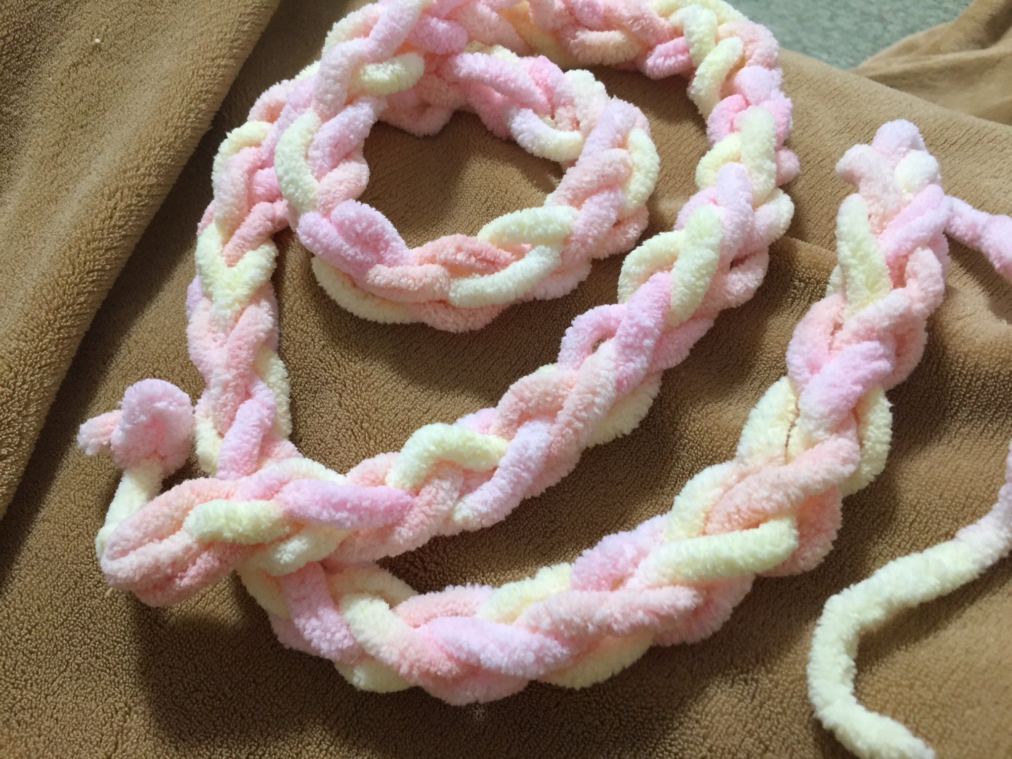 あーみ Twitterren 指編みは 小さい子でも編める でも編んだ後 どうしたら って良く相談される 娘 小2 は100円ショップで買ったモコモコ毛糸で Y字指編みを3本作り 横に繋げてマフラーにした 指編みでできた紐を 腕編み してスヌードにしてもステキだよ