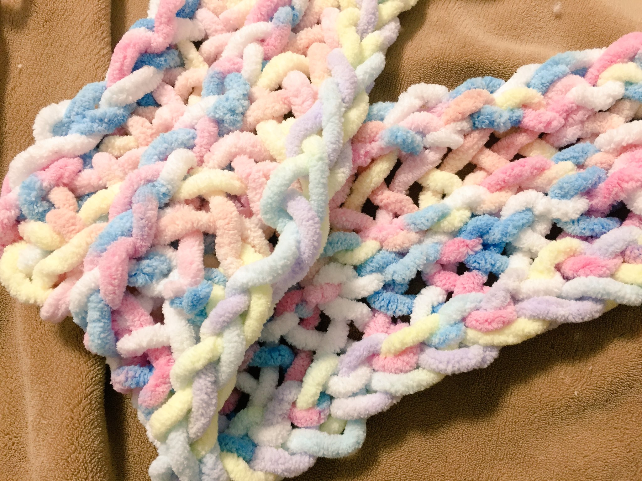 あーみ Twitterren 指編みは 小さい子でも編める でも編んだ後 どうしたら って良く相談される 娘 小2 は100円ショップで買ったモコモコ毛糸で Y字指編みを3本作り 横に繋げてマフラーにした 指編みでできた紐を 腕編み してスヌードにしてもステキだよ あーみ Twitterren 指編みは 小さい子でも編める でも編んだ後 どうしたら って良く相談される 娘 小2 は100円ショップで買ったモコモコ毛糸で Y字指編みを3本作り 横に繋げてマフラーにした 指編みでできた紐を 腕編み してスヌードにしてもステキだよ