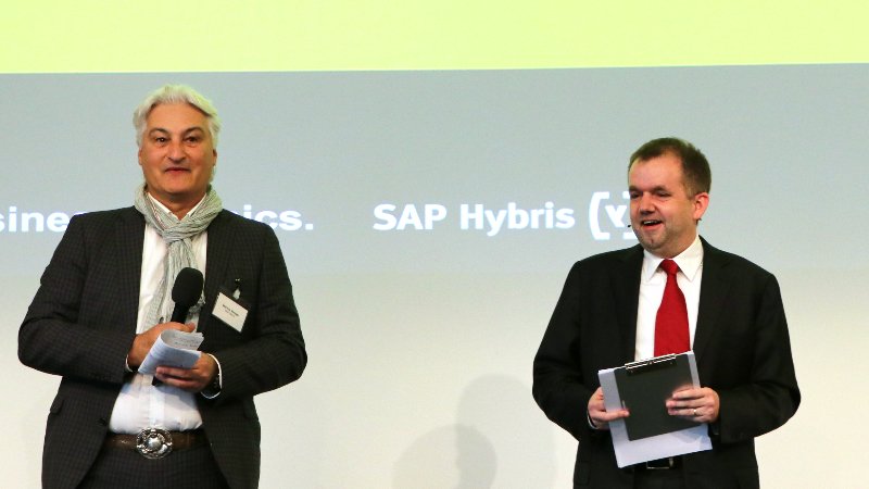 Netzwoche's tweet photo. Auf dem Smart Busienss Day zeigten grosse Unternehmen, wie sie die Digitalisierung angehen. #sbd16 @Namics https://t.co/cpr6xeeLyA https://t.co/xYMylnTSZg