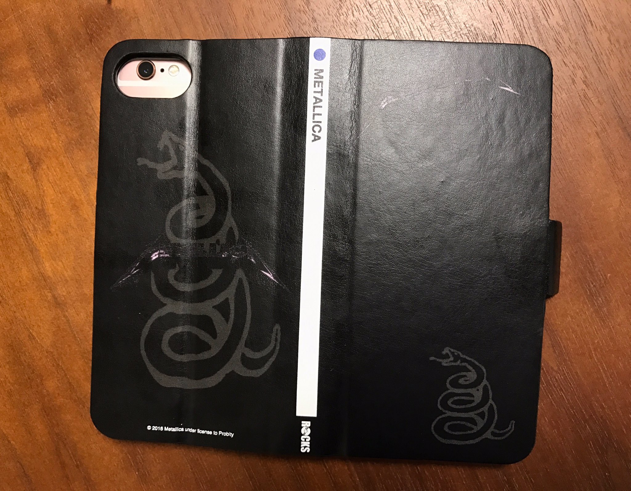 Rocks ロックス V Twitter 本日のメタリカのiphoneケースは メタリカ 通称ブラックアルバムを革ケースにプリントしたこの一品 当時のcdジャケットをイメージしデザインしました 表面のロゴのかすれ具合が難しく 何度も何度もチャレンジ Rocks ロックス V Twitter 本日のメタリカのiphoneケースは メタリカ 通称ブラックアルバムを革ケースにプリントしたこの一品 当時のcdジャケットをイメージしデザインしました 表面のロゴのかすれ具合が難しく 何度も何度もチャレンジ