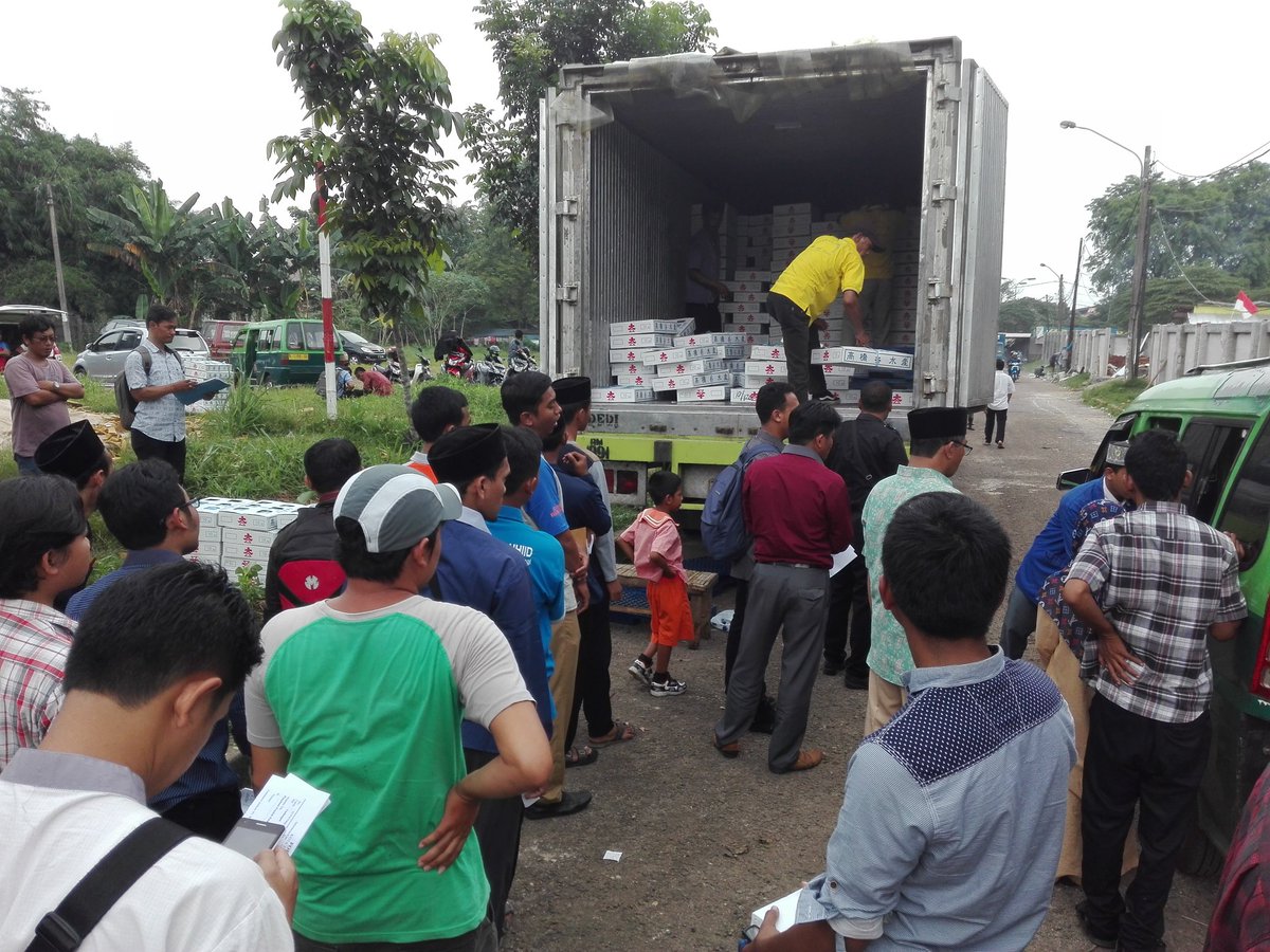 Ditjen_PDSPKP's tweet photo. Total hibah ikan yg diberikan di Kota Tangsel sebesar 11 ton kpd yayasan yatim piatu, pesantren &amp; lembaga sosial lain @kkpgoid @InfoTangsel https://t.co/uidSEwVHzJ