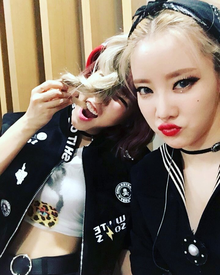 Bulldokdiary's tweet photo. Kconic Bulldok diary 

지켜주개 콘서트 어때요??

#어때요 #M/V #teaser
#SORA #GENIE #KIMI #SAY #HYEONGEUN https://t.co/LJECUevyyx https://t.co/cCjjI1VTIf