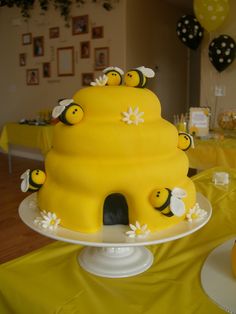 manchesterVO's tweet photo. Ooh beehive! Yum yum #beecakes gimme gimme #beeatbrunch https://t.co/TikeqNvKKU