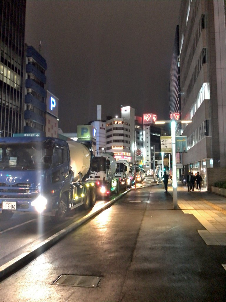 夜の博多駅前陥没現場 ミキサー車が止まり 駅は未だ停電