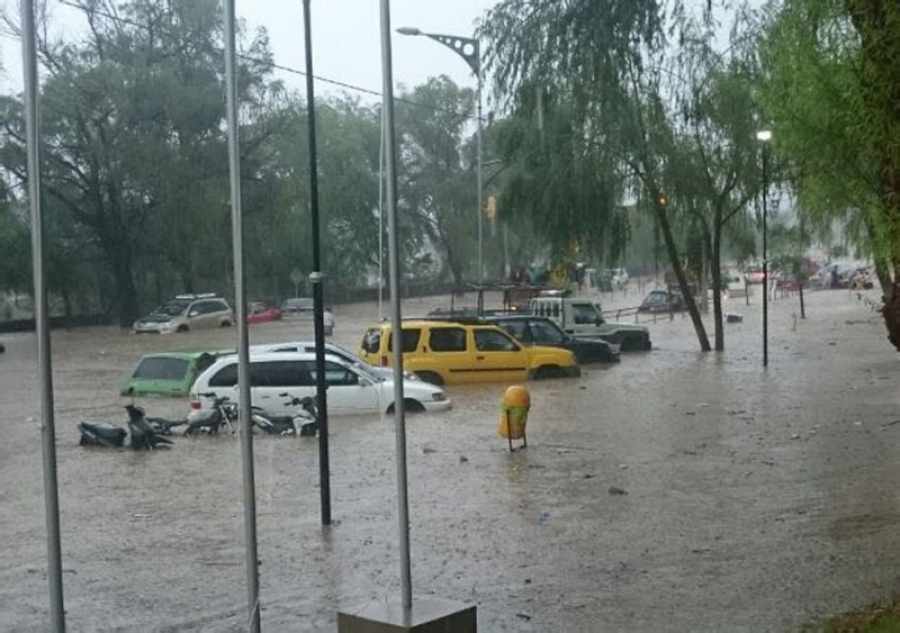 jallone21's tweet photo. La avenida Integración, la más afectada por la lluvia en #tarija 
https://t.co/g80XMZYI3A
#UCBMultimedia https://t.co/yyZZF23on9