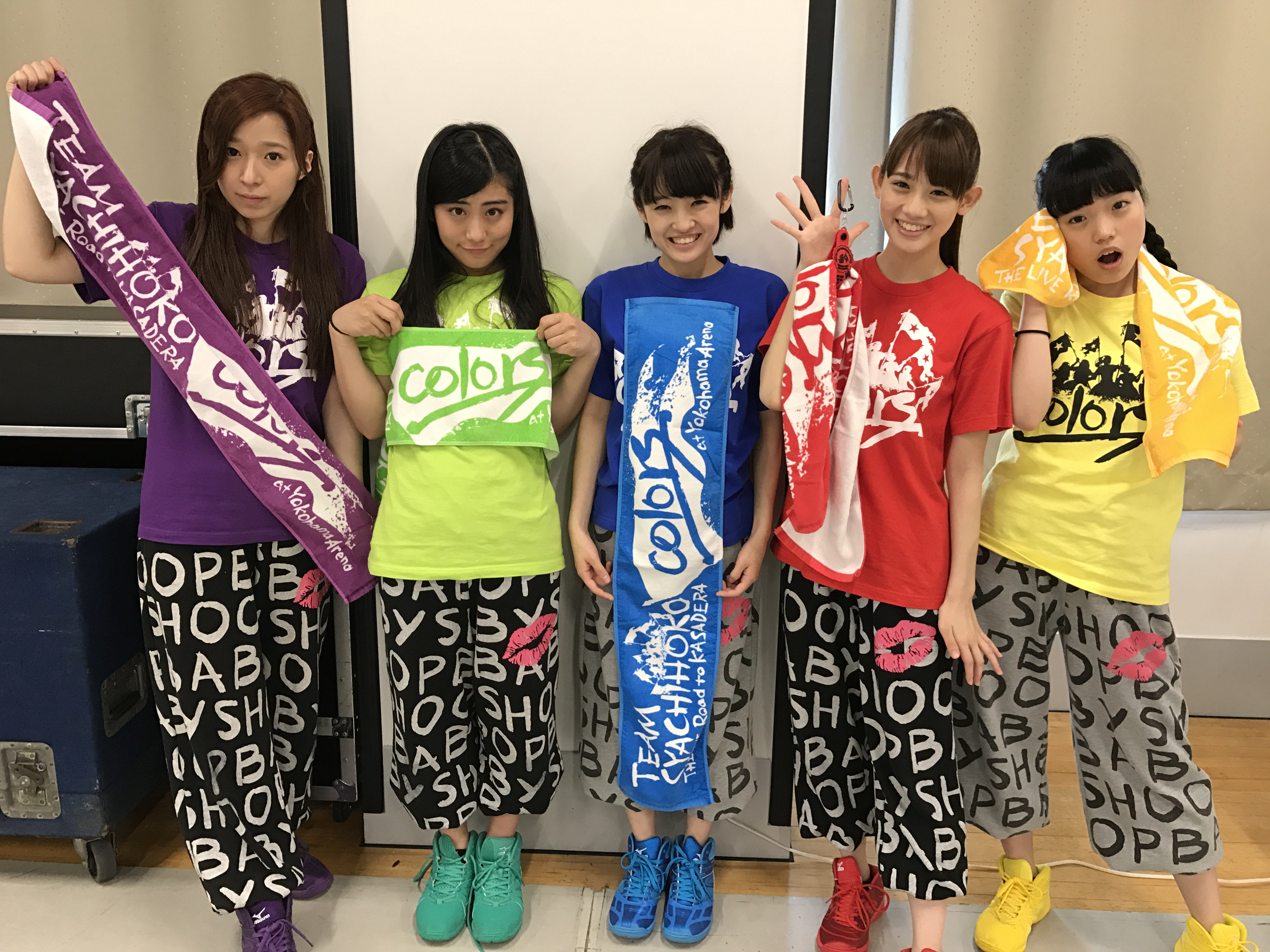 Team Shachi 11月13日 Colors At 横浜アリーナgoods 鯱大行進マフラー タオル はお値段せんななひゃくえーーん あきもてぃ タオルホルダーの使い方ばっちり T Co 3cjojgfqoq Syachi 1113横アリ 社長zzz いずみ