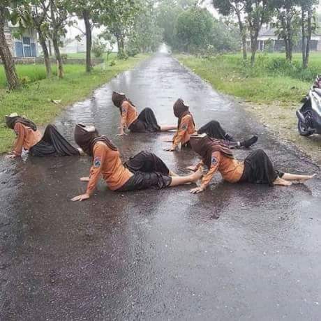 doubsteb's tweet image. Kenikmatan Hujan 😂