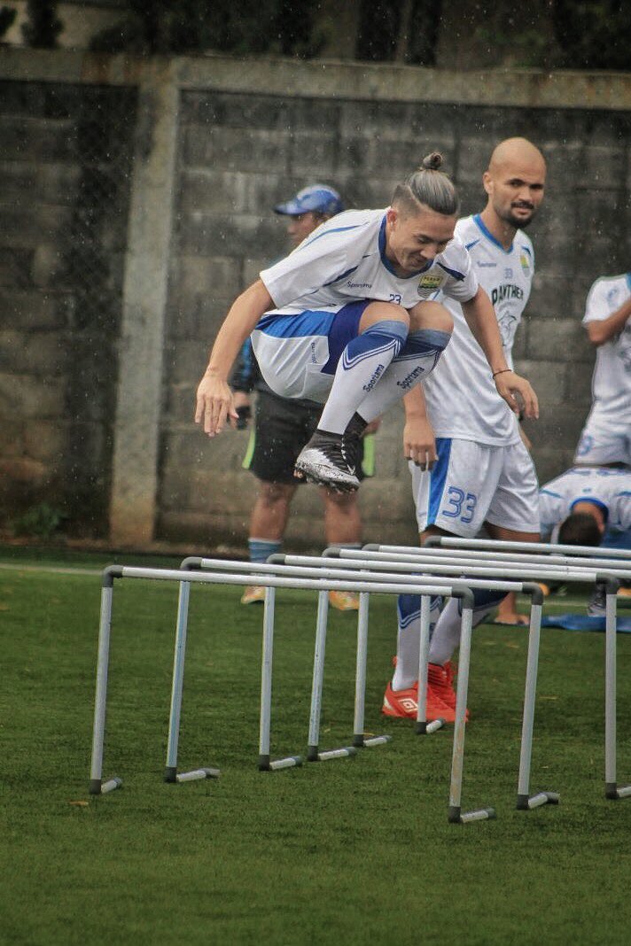 KimKurniawan's tweet photo. Flying high! 🔝💯⚽️
Kembali latihan dan bekerja keras untuk pertandingan selanjutnya lawan Persipura! 👊🏻⚽️
#backtowork 📸:@stevengregrard https://t.co/hbxGk3WxkD