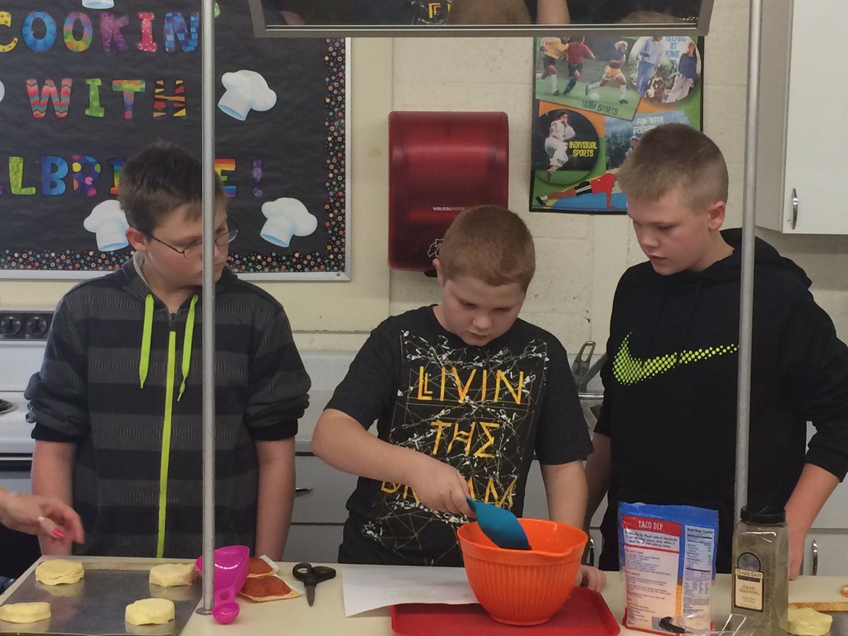 delbridgedish's tweet photo. Biscuit Pizza....delish!!! #mountienation2016 #kmsmounties #fcspresentations https://t.co/VW9Yl0rm6B