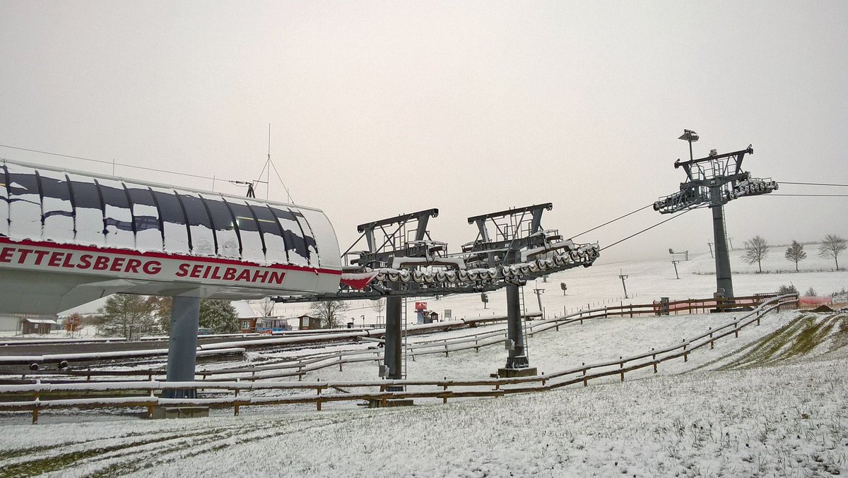 winterarena's tweet image. 10 cm Schnee meldete der Kahle Asten heute morgen. Auch die Kollegen in #Willingen freuen sich über einige cm #wintersportarena #sauerland