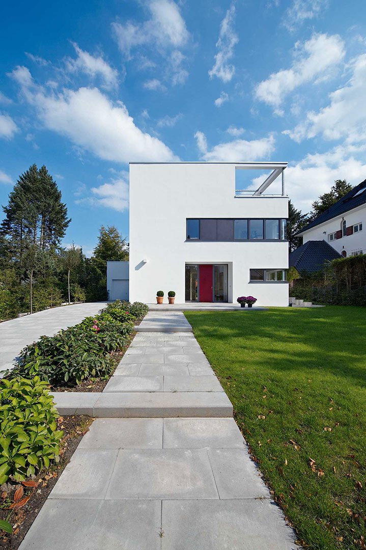 Wenn Bauhaus auf die Tradition der klassischen weißen Hamburger Villa trifft: bit.ly/2fcyIpl #moderneeinfamilienhäuser