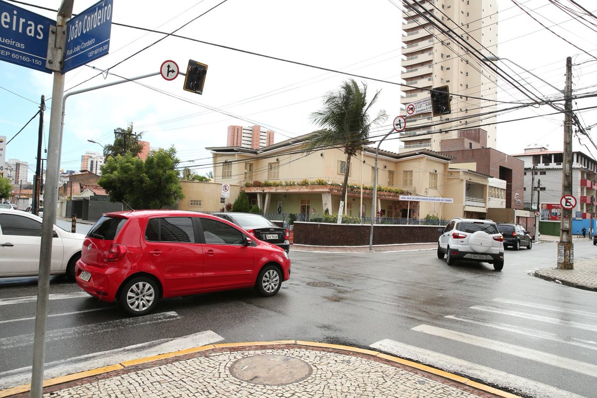 diarioonline's tweet photo. Semáforos apresentam problemas em toda a Capital param a cidade; confira lista https://t.co/Y52JXy3emc https://t.co/q1LJ0YaqtU