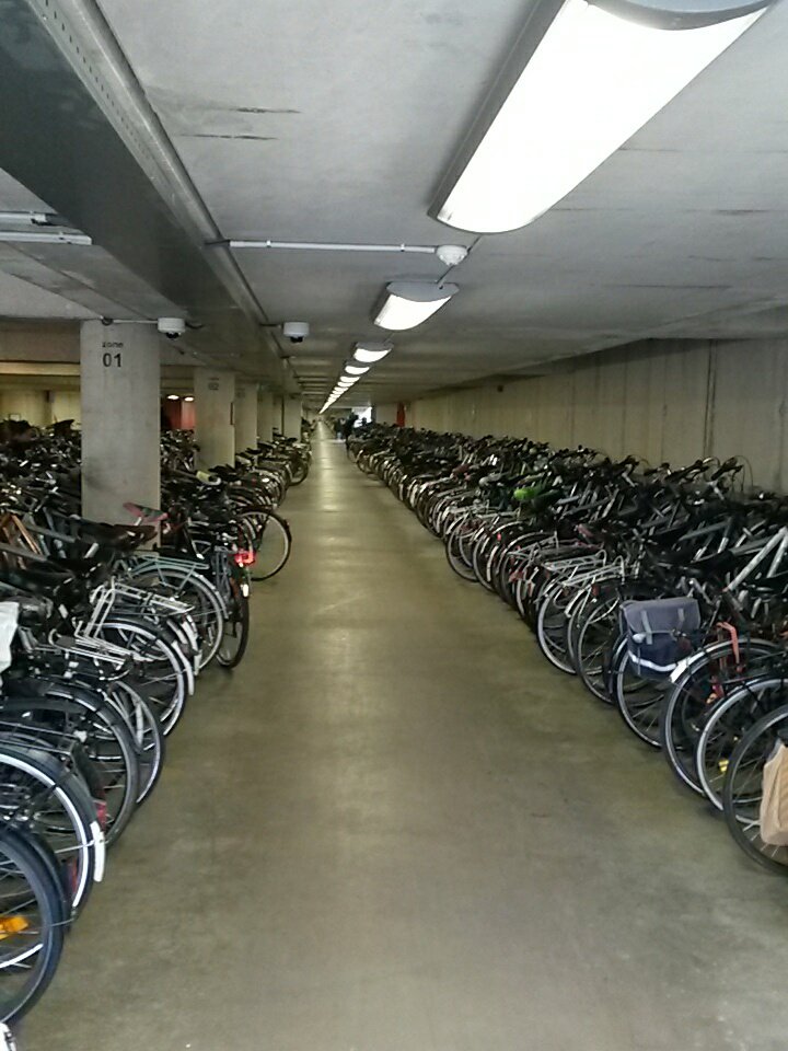 EmsdmcStudent's tweet image. De dagelijkse zoekopdracht van EMS DMC pendelstudenten #waarismijnfiets #optimizationneeded