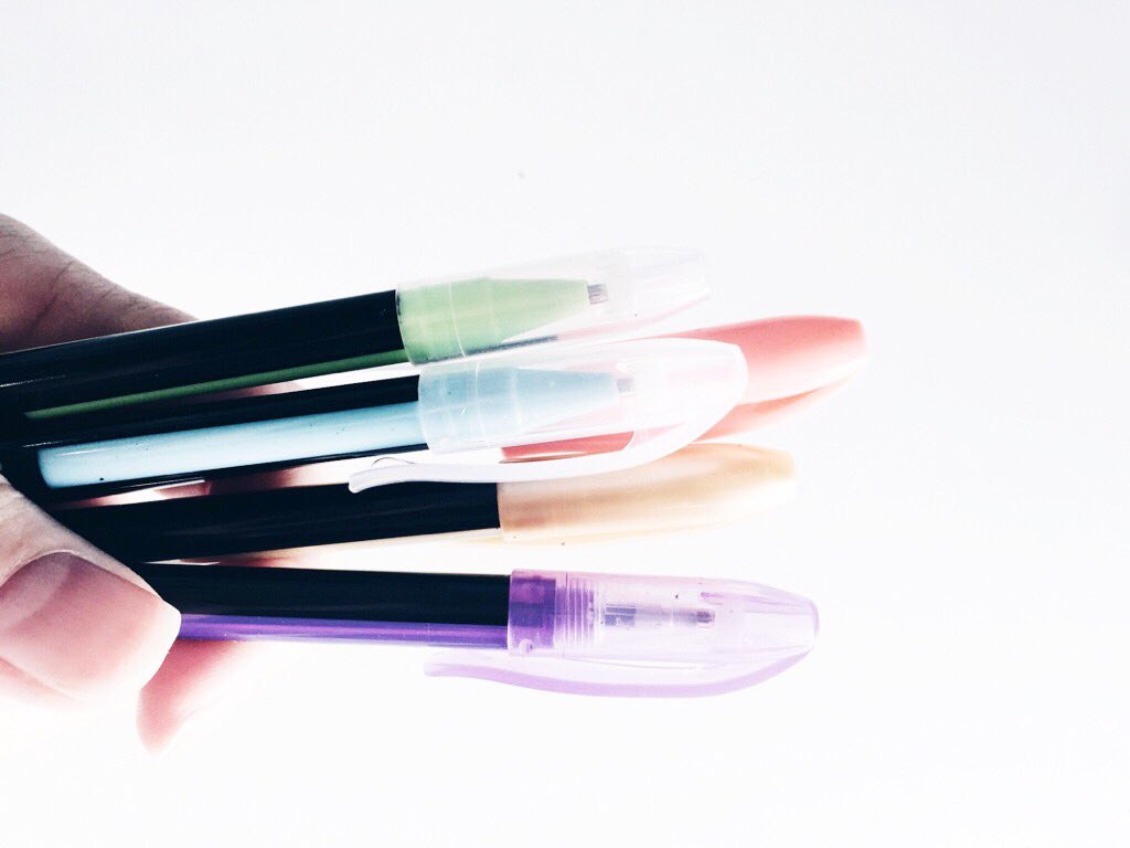 Spora's tweet photo. Con le penne glitter è meglio #insplagenda https://t.co/9Fvj2yGVi4
