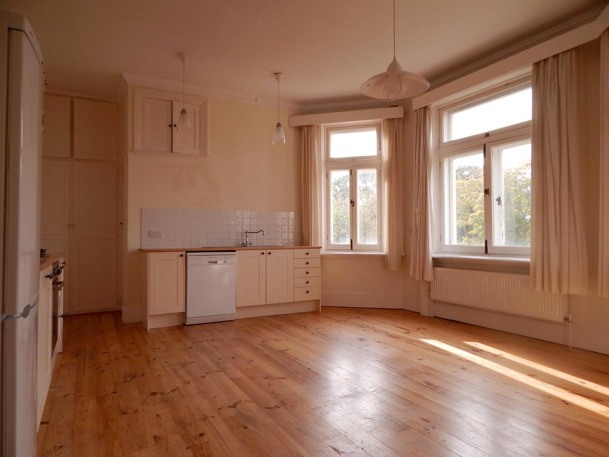 eastbournelets's tweet photo. #PropertyOfTheWeek 2 bed top floor apartment in Meads-Available Now-£1,025pcm Call Leaders now 01323 737148 #Eastbourne #ToLet #Property https://t.co/xmUfd6hTRO