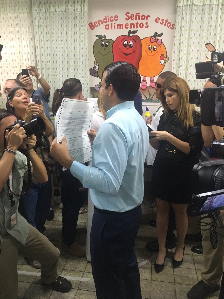 cambiopr's tweet photo. El candidato Ricardo Rosello acaba de emitir su voto #Yodecido #CambioPR @jgomezlugo @TelemundoPR https://t.co/KLDx2QRj2H
