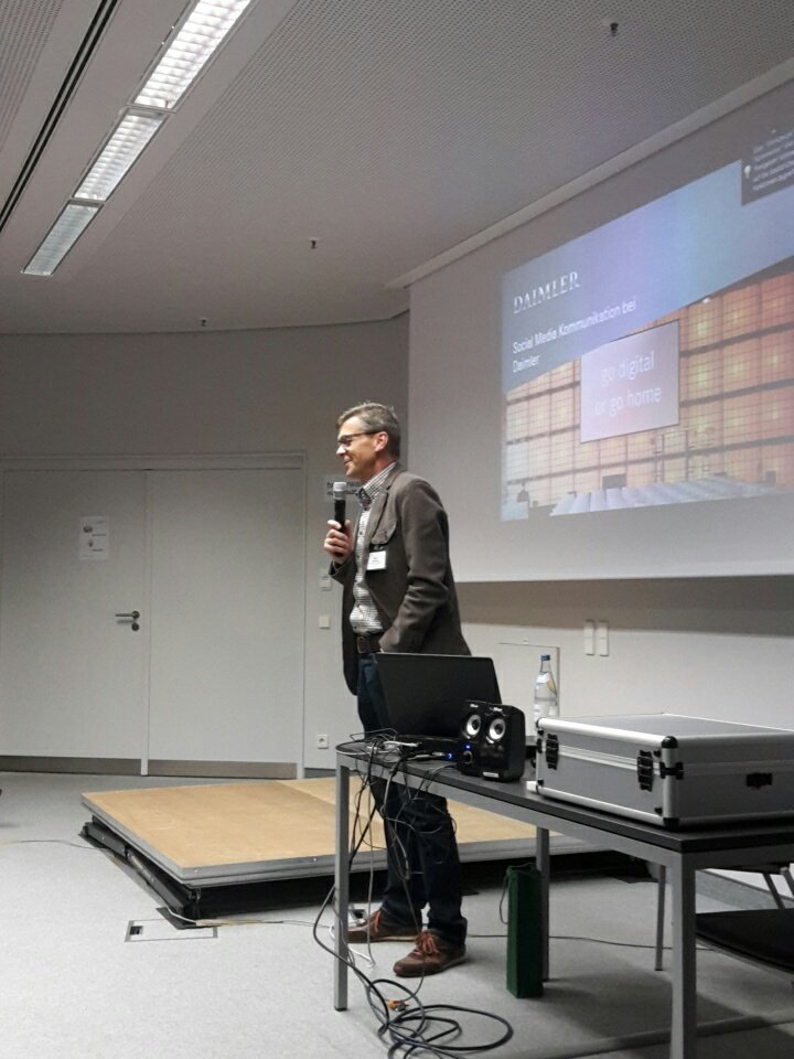 SamNemis's tweet photo. Präsentation von Daimler "go digital or go home"
#someda2016 #socialmedia #Kommunikation #daimler https://t.co/PQsovUw6RL