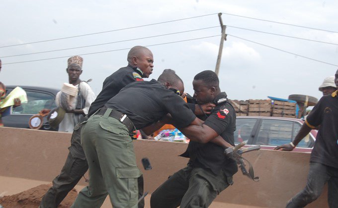 chikadibie's tweet photo. Enraged Policeman Kills Colleague over “Sharing Formula” https://t.co/QhqlN89XVK https://t.co/Rxd1Z8TfS2