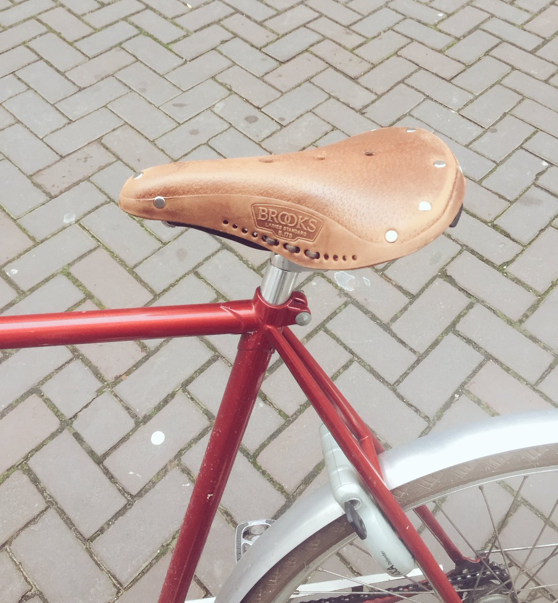 JOR_ID's tweet photo. Grote dank aan @BSPfiets voor het fixen van een nieuw zadel! #weerinhetzadelgeholpen #zadelgate https://t.co/jVVYBcVciW