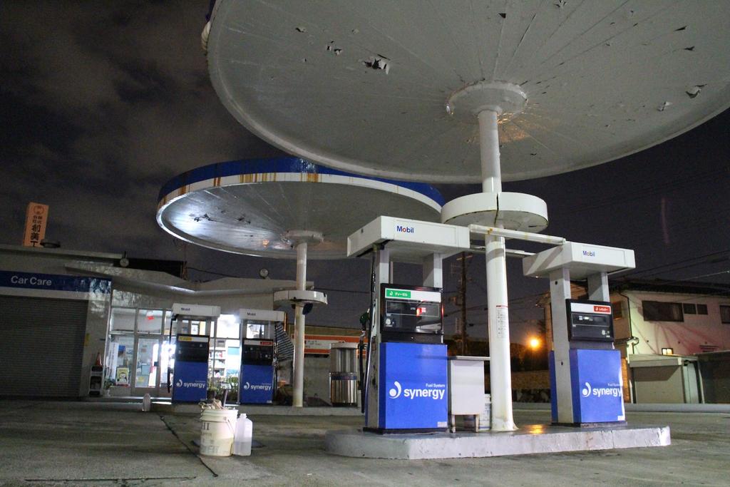 なかうち 2連の円形キャノピーがあるモービルが残ってると聞いて 営業時間外と 分かってましたが見に行きました 当時ものの銀色給油機とv字屋根のサービスルームまで残ってるし 昭和40年代モービルの姿そのままです 生で見られて感激