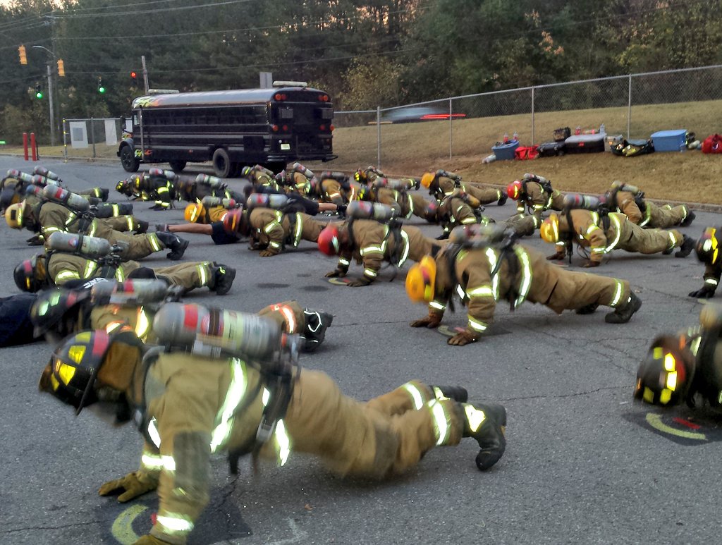 gasmokediver's tweet photo. Class 52 knocking out the 22 push up challenge to bring awareness to veteran suicide before Day 3 PT. https://t.co/ihoz2Fam0J