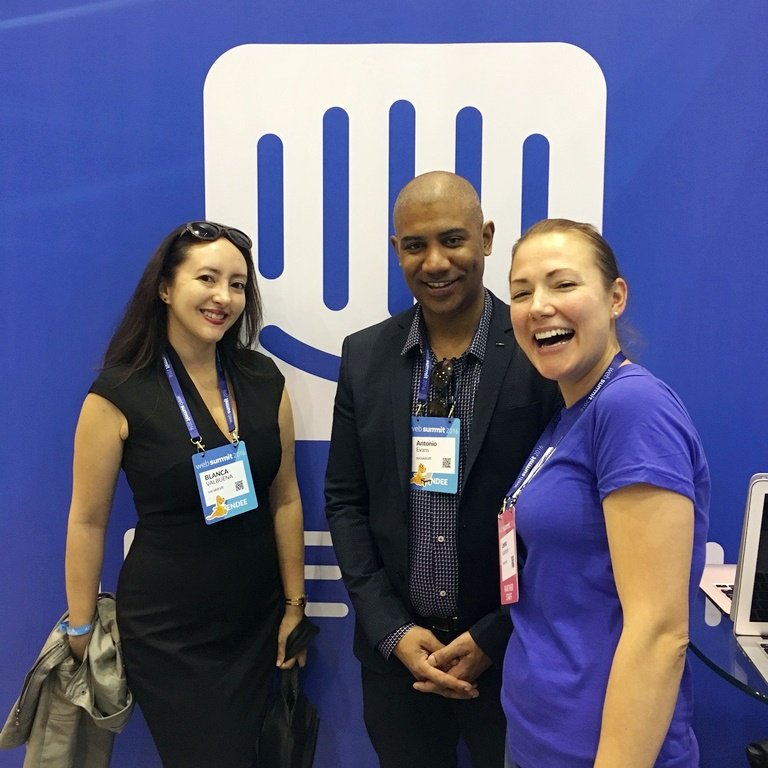 SocialDraftApp's tweet photo. Our founders @AntonioEvans &amp; @jolie311 at the @Intercom #WebSummit booth with @eloniD! We just love Intercom! 😍 https://t.co/UEsuUbpKYe