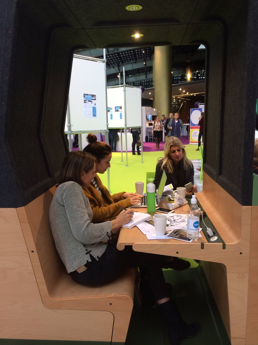 Room2Learn's tweet image. Ook samenwerken kan heel goed in HUBB @De_OWD . Stroompunten, akoestiek &amp;amp; licht maken het  prettige &amp;amp; functioneel.