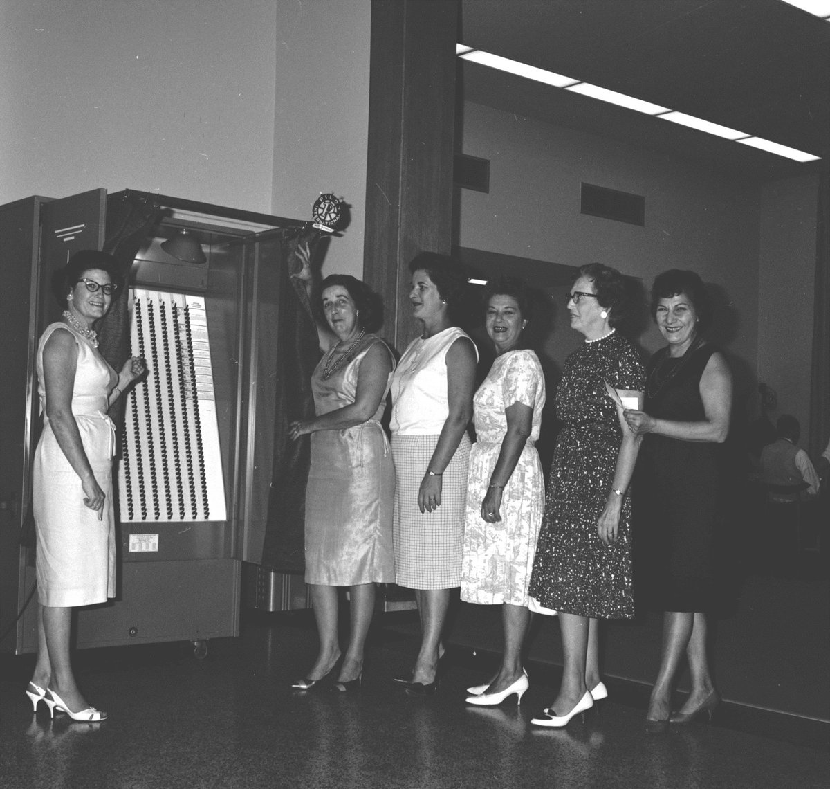 CollierMuseums's tweet photo. Supervisor of Elections Edna Santa & Pilot Club officials at the Bank of Naples voting machine, October 1963. #CollierCountyHistory https://t.co/rCrn0Pds3D