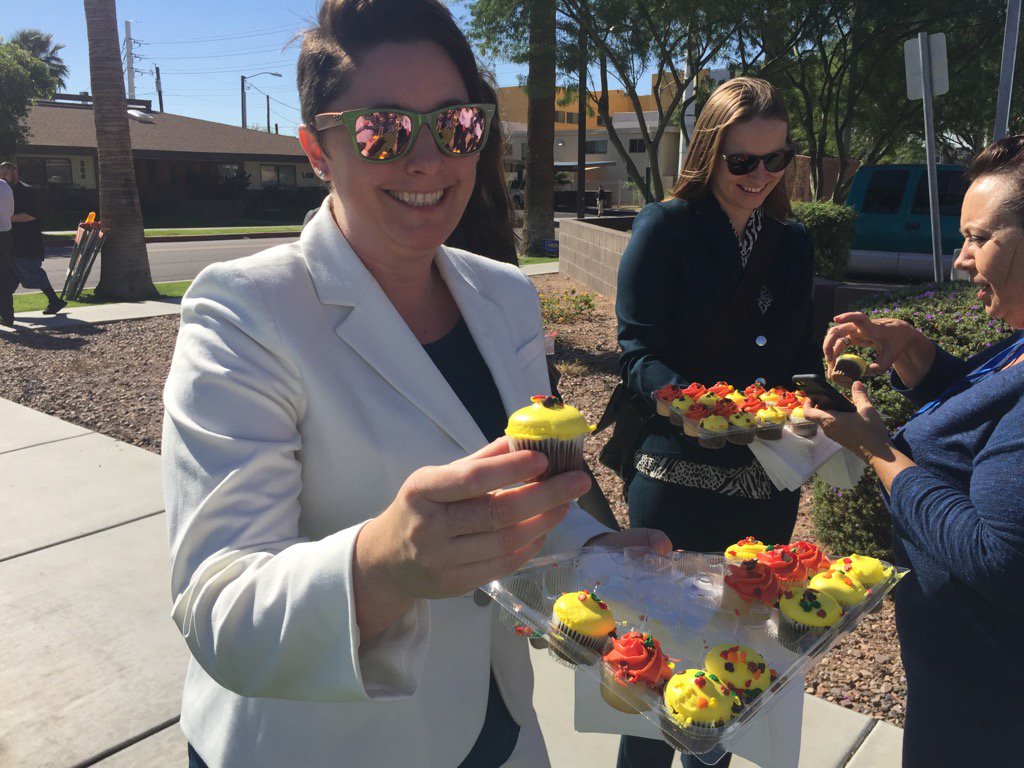 Diese Damen verteilen Cupcakes und kaltes Wasser an Wähler in Downtown Phoenix, falls jemand draussen warten muss.