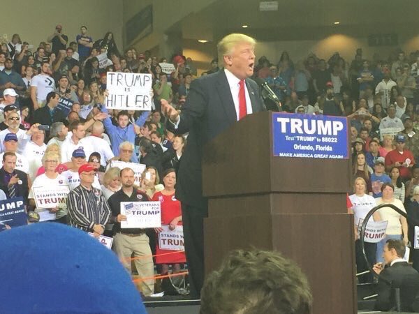 PilotsBrasil's tweet image. Hoje é o dia da decisão de quem tomará a presidência dos EUA! Ainda bem que o @tylerrjoseph já disse tudo nesse cartaz, né? 🤐