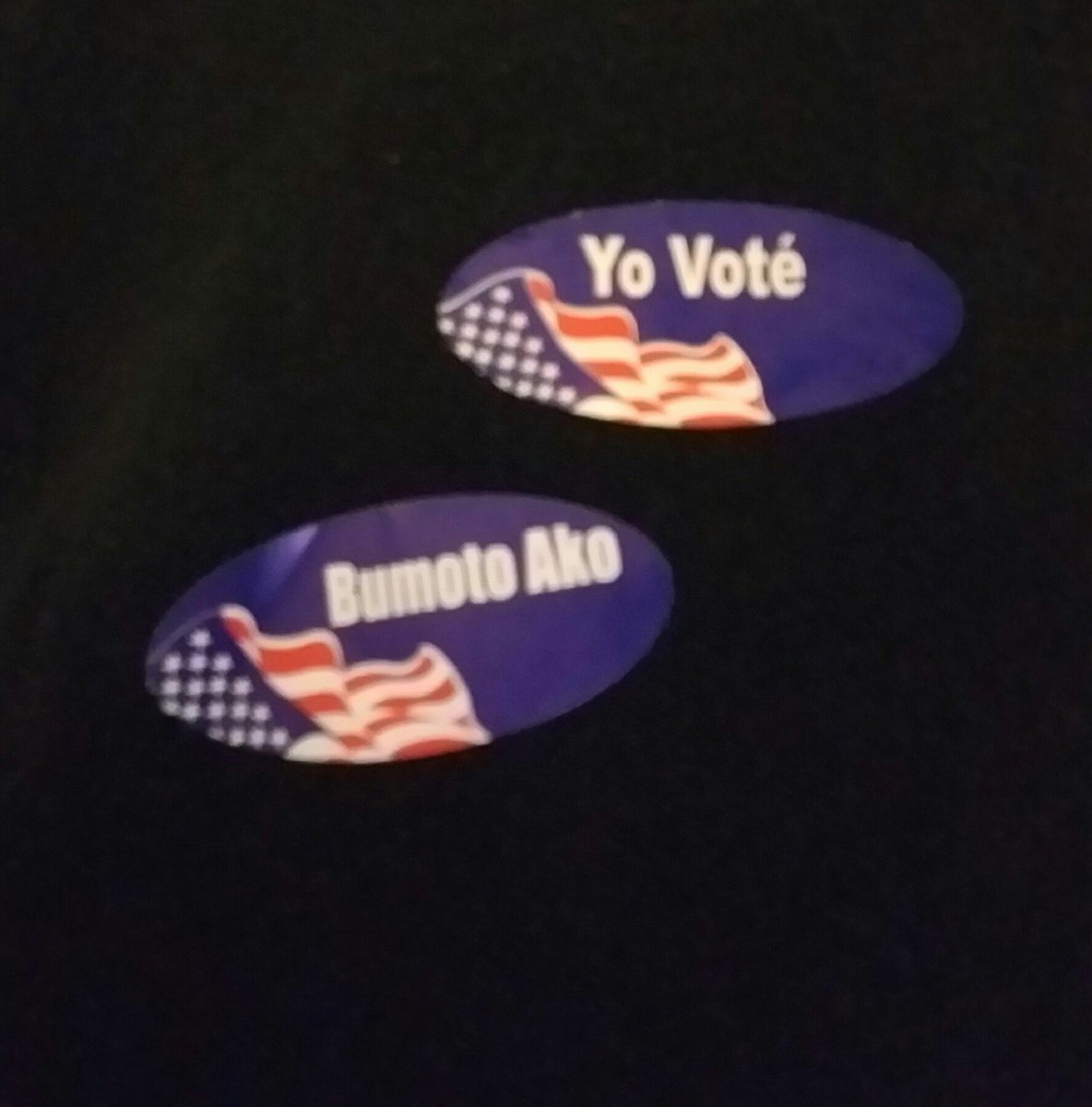MinimalistSingh's tweet photo. I #voted and learned a bit of #Spanish &amp; #Tagalog . My 6 &amp; 4 yr old kids were wondering: "who took all the English stickers?" #electionday https://t.co/gY9OvcSbrc