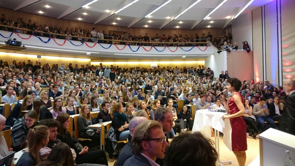 Es ist soweit: Der Hörsaal platzt aus allen Nähten #passauvoted #unipassau #USWahl2016