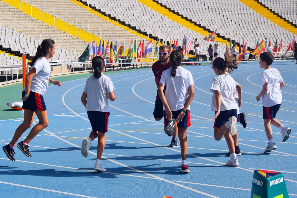 opencampbcn's tweet photo. Calentamiento antes del sprint 👉 siguiendo las indicaciones de nuestro #Staff...1,2,3...1,2,3...👟 GO!! #Opensprint #Run #sports #diversion https://t.co/04hO9iBxfL