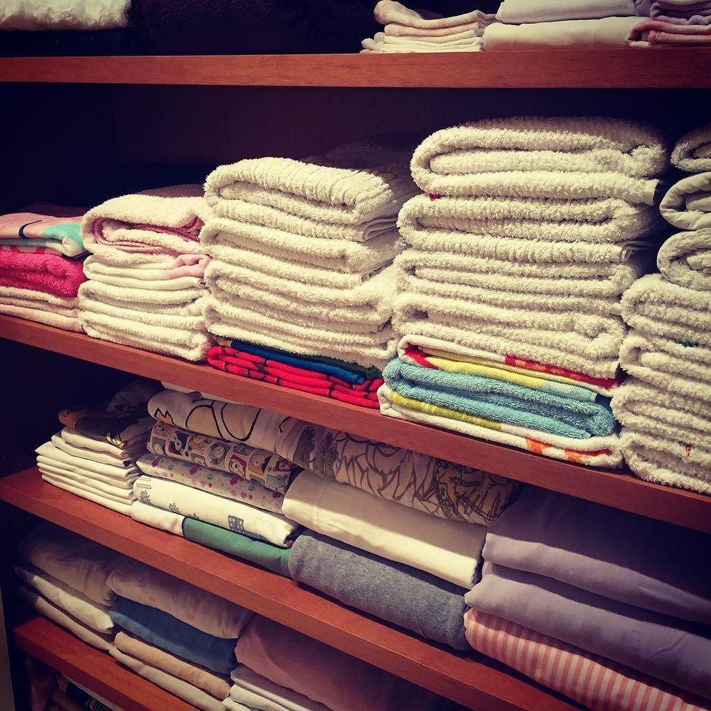 Rouparia organizada. Lembre-se que a dobra "certa" é aquela que funciona melhor para vc e para o seu espaço! #cidad…