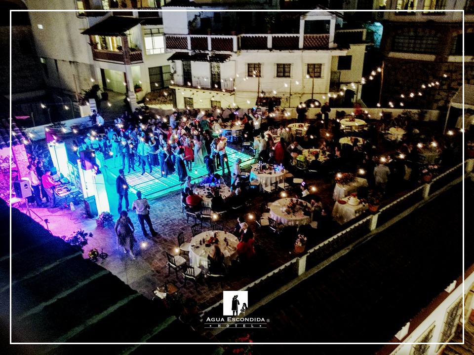Planea tu boda con nosotros.
(762) 622 11 66 / 01 (800) 504 0311
eventos@aguaescondida.com aguaescondida.com