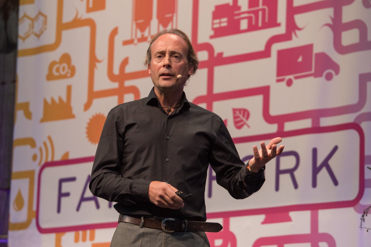 Foodbytes's tweet photo. The founder of @SeamoreFood, Judges' Choice at #FoodBytes SF, shared his business story w/ the #FoodBytesAU crowd & blew them away! https://t.co/e3VdFFSBTN