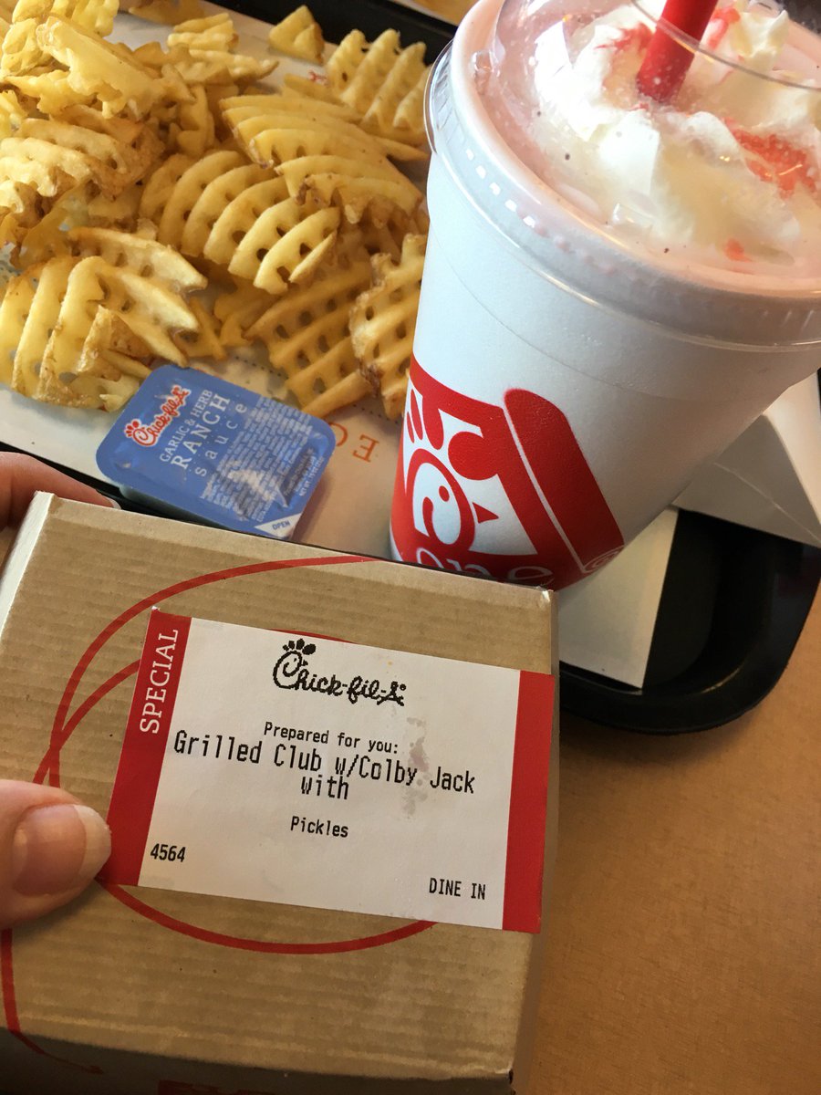 jjwarren97's tweet photo. #FirstOfTheSeason #ChocolatePeppermintMilkshake #UtterHappiness (@ Chick-fil-A Winterpock) https://t.co/17359yaop5 https://t.co/aCLdJAXLvg