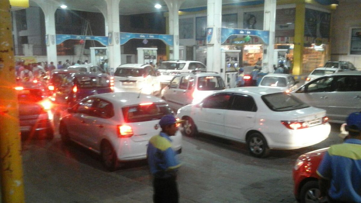 CNNnews18's tweet photo. #ModiFightsCorruption People throng to ATM machines and petrol pumps after PM Modi announces scrapping of Rs 500 and Rs 1000 bills https://t.co/9v8zuSTvac