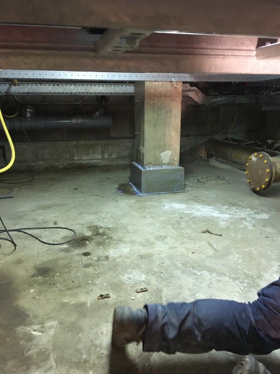 Het herstellen van een dekking's probleem in een kelder. Poer versterkt met nieuwe wapeningen