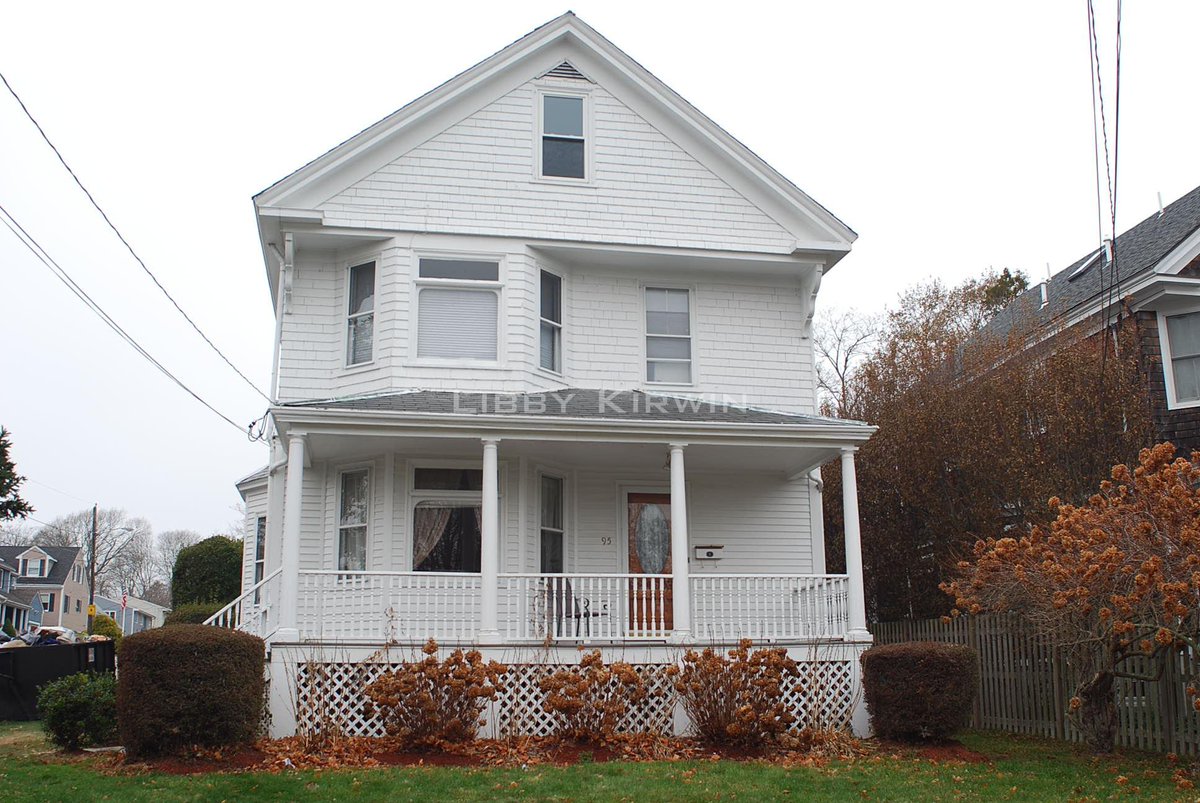 Large yard with driveway ! Rental listing of the day! #newportri #newportrents libbykirwin.com/listing/rental…