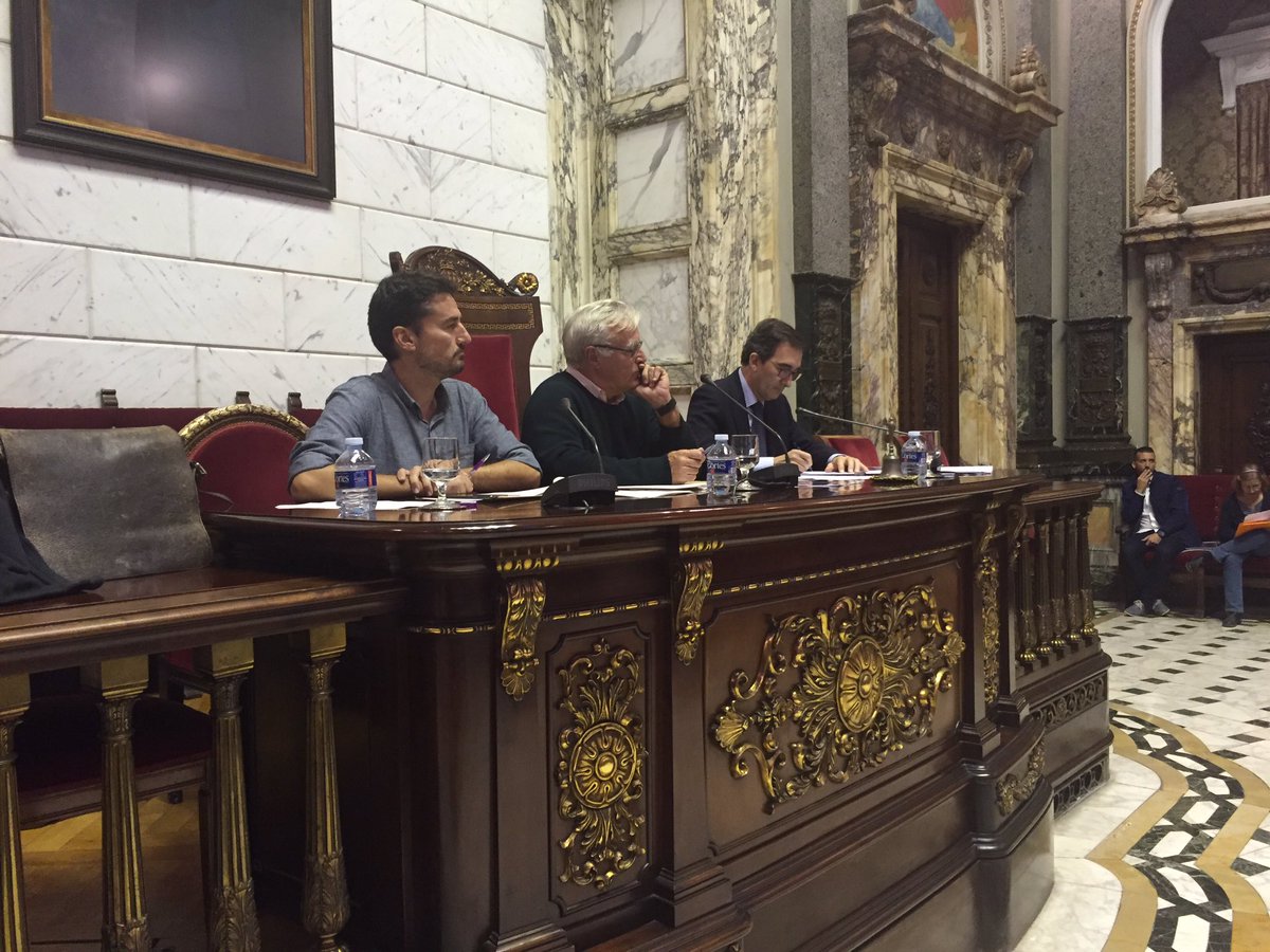 CompromisVLC's tweet photo. .@joanribo Passem de pagar en 60 dies als proveïdors a 6: així estalviem en pagar interessos i invertim en benestar #pressupostosVLC17 https://t.co/5EZ3nHpLWt